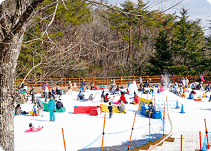 雪で遊べる雪遊び広場